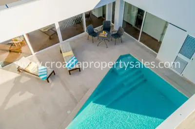 Vila 220 m², Otok Brač - privatnost i bazen - 7