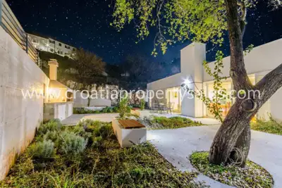 Vila 220 m², Otok Brač - privatnost i bazen - 9