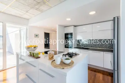 Vila 220 m², Otok Brač - privatnost i bazen - 10