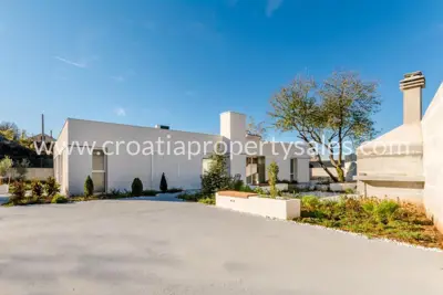 Vila 220 m², Otok Brač - privatnost i bazen - 8