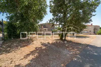 GRAĐEVINSKO ZEMLJIŠTE S DOZVOLOM I PROJEKTOM – KUĆA 260 m² S BAZENOM I POGLEDOM - 2
