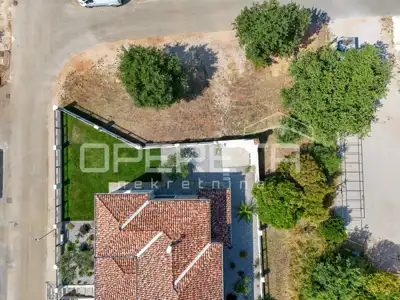 GRAĐEVINSKO ZEMLJIŠTE S DOZVOLOM I PROJEKTOM – KUĆA 260 m² S BAZENOM I POGLEDOM