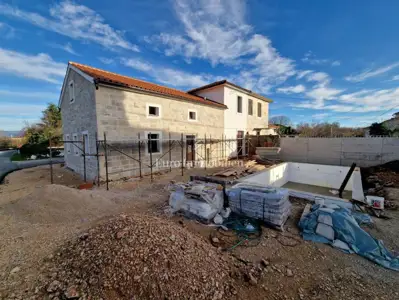 Dvojna kamena kuća 134 m², Dobrinj - bazen i okućnica