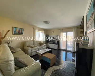 Stan, Brač, 128 m², 7-soban, 498 000 € - 3