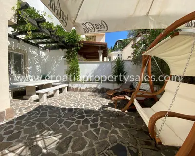 Stan, Brač, 128 m², 7-soban, 498 000 € - 2