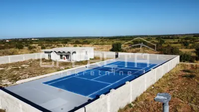 Baugrundstück mit Haus und Tennisplatz - Zemunik Gornji, 1.495 m² - 4