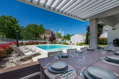 Villa 120 m², Poreč - Pool und überdachte Terrasse