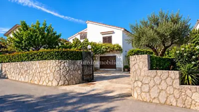 House 214 m², Krk - quiet location near the sea