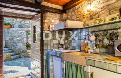 Houses 520 m², Gračišće - old town core and pool - 15
