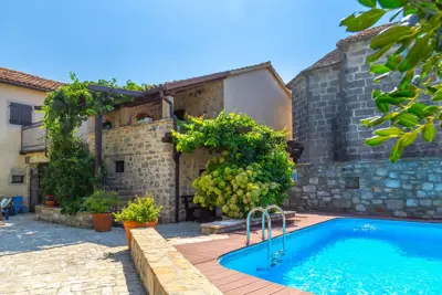 Houses 520 m², Gračišće - old town core and pool - 2