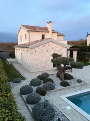 Tar, moderna mediteranska vila s bazenom i vrhunskom energetskom učink