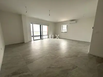 ŠIBENIK, VODICE - NEUBAU, 120 m vom Strand, Garage, Abstellraum, 3 Schlafzimmer