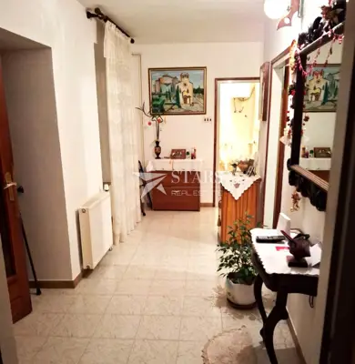Haus 300 m², Rukavac - 3 Wohneinheiten und Garten - 15