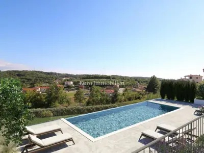 Geräumige Villa mit Pool und offenem Blick