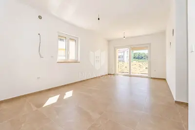 Prostran i svijetao stan u novogradnji sa liftom! Štinjan!