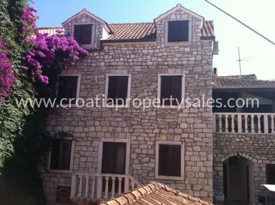 Kuća na Braču, prvi red do mora i 6 apartmana