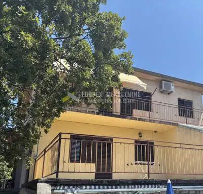 Stan u Novom Vinodolskom, terasa i okućnica za parkiranje