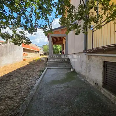 Stan u Novom Vinodolskom, terasa i okućnica za parkiranje - 16