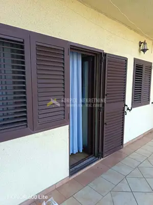 Stan u Novom Vinodolskom, terasa i okućnica za parkiranje - 13