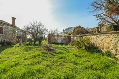 Kamena kuća 220 m², Fuškulin - dvorište 360 m² - 18