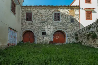 Kamena kuća 220 m², Fuškulin - dvorište 360 m² - 3