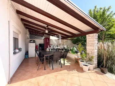 Geräumige Wohnung mit drei Schlafzimmern und großem Garten in Novigrad - 2
