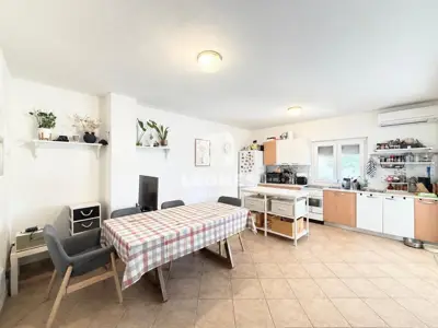 Geräumige Wohnung mit drei Schlafzimmern und großem Garten in Novigrad - 6
