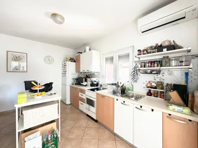 Geräumige Wohnung mit drei Schlafzimmern und großem Garten in Novigrad - 11