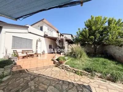 Geräumige Wohnung mit drei Schlafzimmern und großem Garten in Novigrad