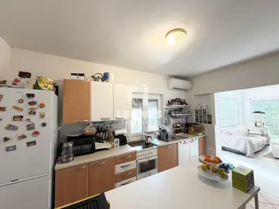 Geräumige Wohnung mit drei Schlafzimmern und großem Garten in Novigrad - 9
