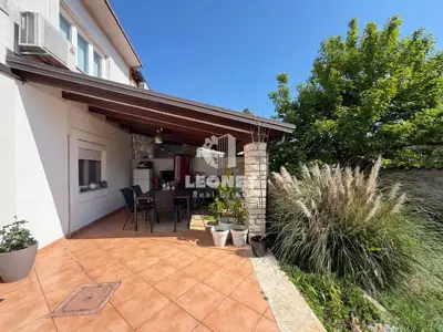 Geräumige Wohnung mit drei Schlafzimmern und großem Garten in Novigrad - 3