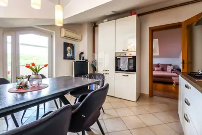 Stan 82 m², Rovinj okolica - 2 spavaće sobe i terasa - 5
