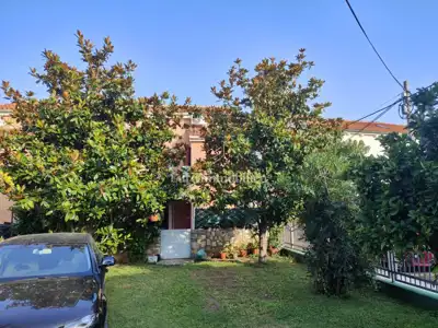Samostojeća kuća s dvije stambene jedinice, 350 m od mora!