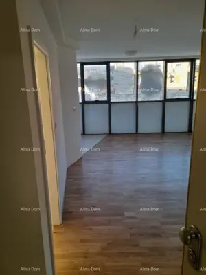 Wohnung 83 m², Pula Centar, Garagenstellplatz