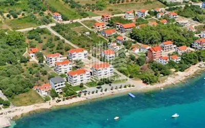 Građevinsko zemljište 1.411 m², Kožino uz plažu i asfaltni pristup