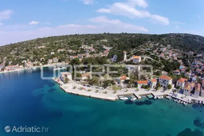 Građevinsko zemljište 1.252 m², Drvenik Veliki - blizu trajektne luke - 2