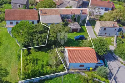 Hauskomplex 850 m², Buje und Investitionspotenzial