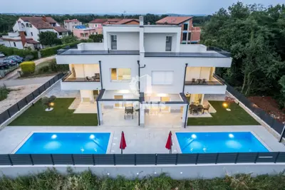 Dvojna kuća 140 m², Umag - grijani bazen i pogled na more