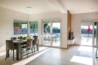 Dvojna kuća 140 m², Umag - grijani bazen i pogled na more - 11