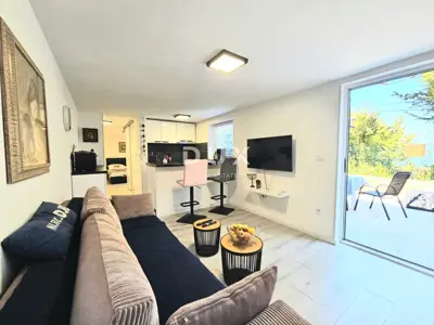 Apartman 50 m², Njivice - 50 m od mora i terasa 60 m² - 3