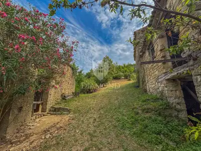 Imanje 550 m², Motovun - kamene ruševine i vrt - 5