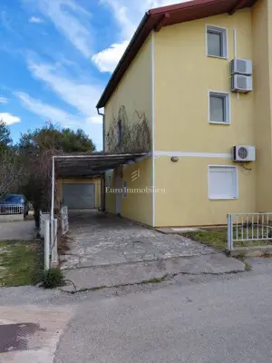 Pirovac, kuća s garažom i dvorištem