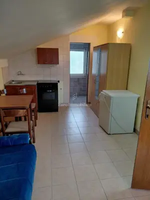 Pirovac, kuća s garažom i dvorištem - 17