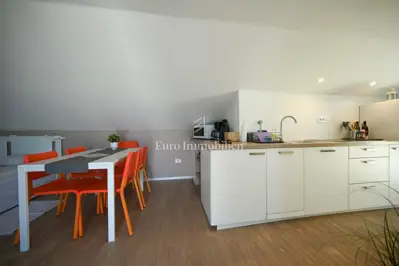 Crveni vrh - renovirana kuća s tri stambene jedinice - 5