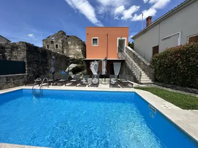 Kamena kuća, Oprtalj, bazen i dvorište od 200 m²