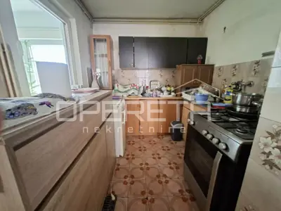 Kuća u Peščenici - Žitnjak, 6 soba, garaža i dvorište - 2