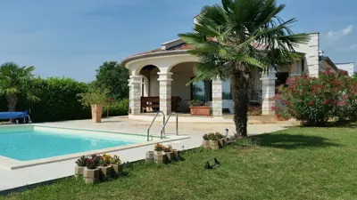 House 158 m², Poreč - quiet neighborhood and sea view