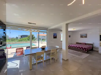 Wir verkaufen eine Wohnung im Erdgeschoss mit eigenem Pool. Medulin