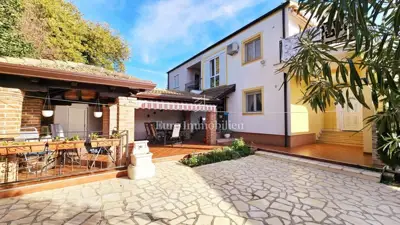 House with landscaped yard in a quiet location - Poreč