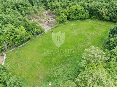 Building plot 10,958 m², Pićan - quiet street - 2